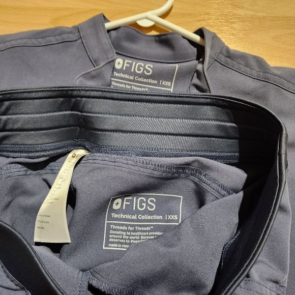 FIGS scrub set (Rafael top & Cargo (R length R rise) - Picture 2 of 2